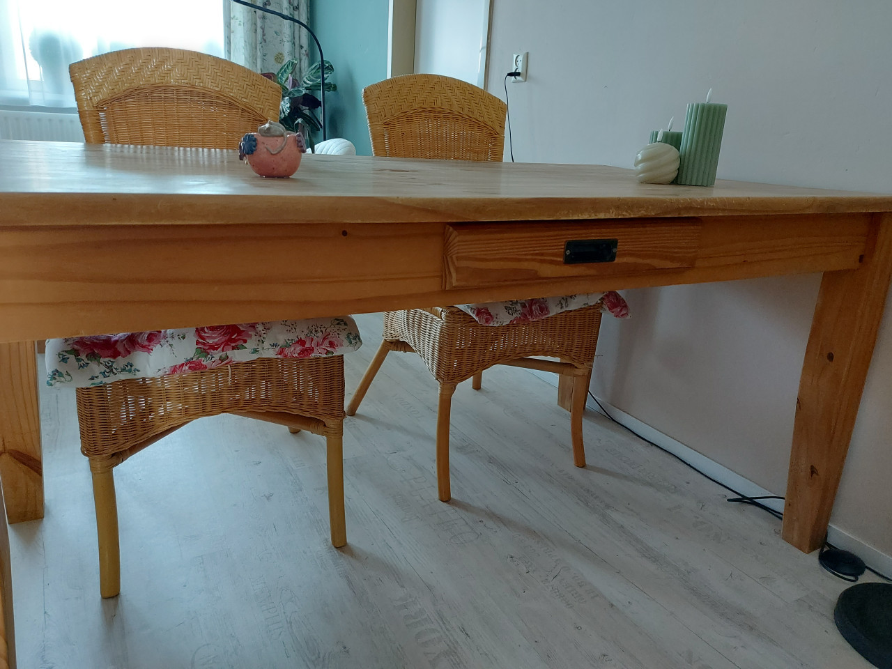 Stevige grenen eethoek met vier leuke rieten stoeltjes