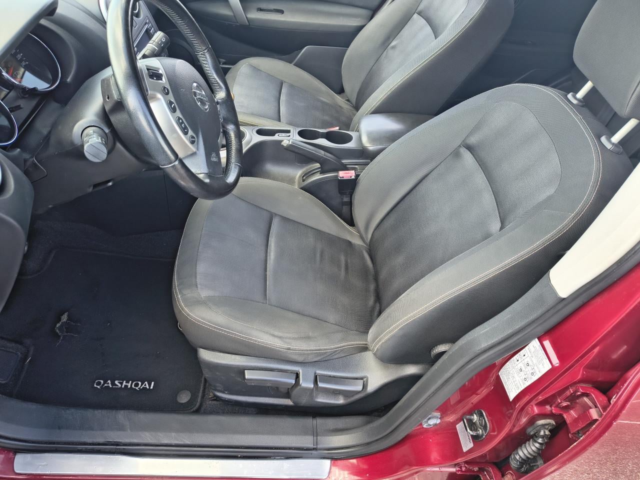 Nissan Qashqai cherry rood.