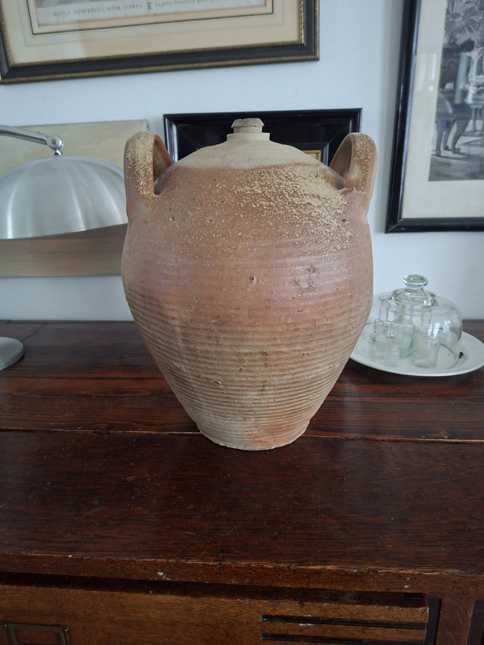 Decoratieve antieke steengoed oliekruik
