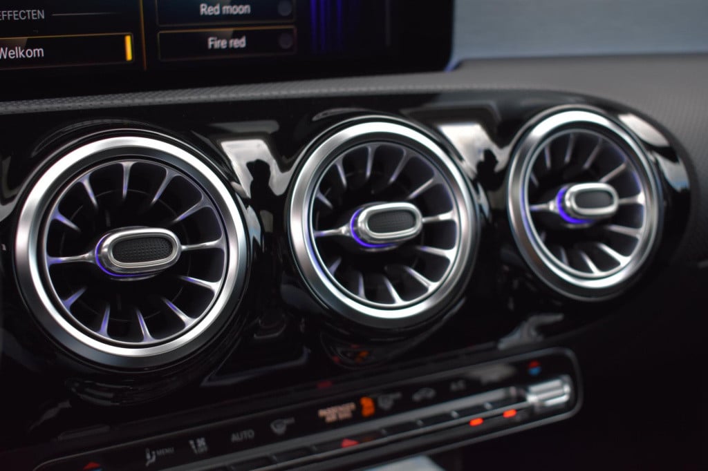 Mercedes-Benz A-Klasse 180 amg night | sfeerverlichting | panoramadak | app