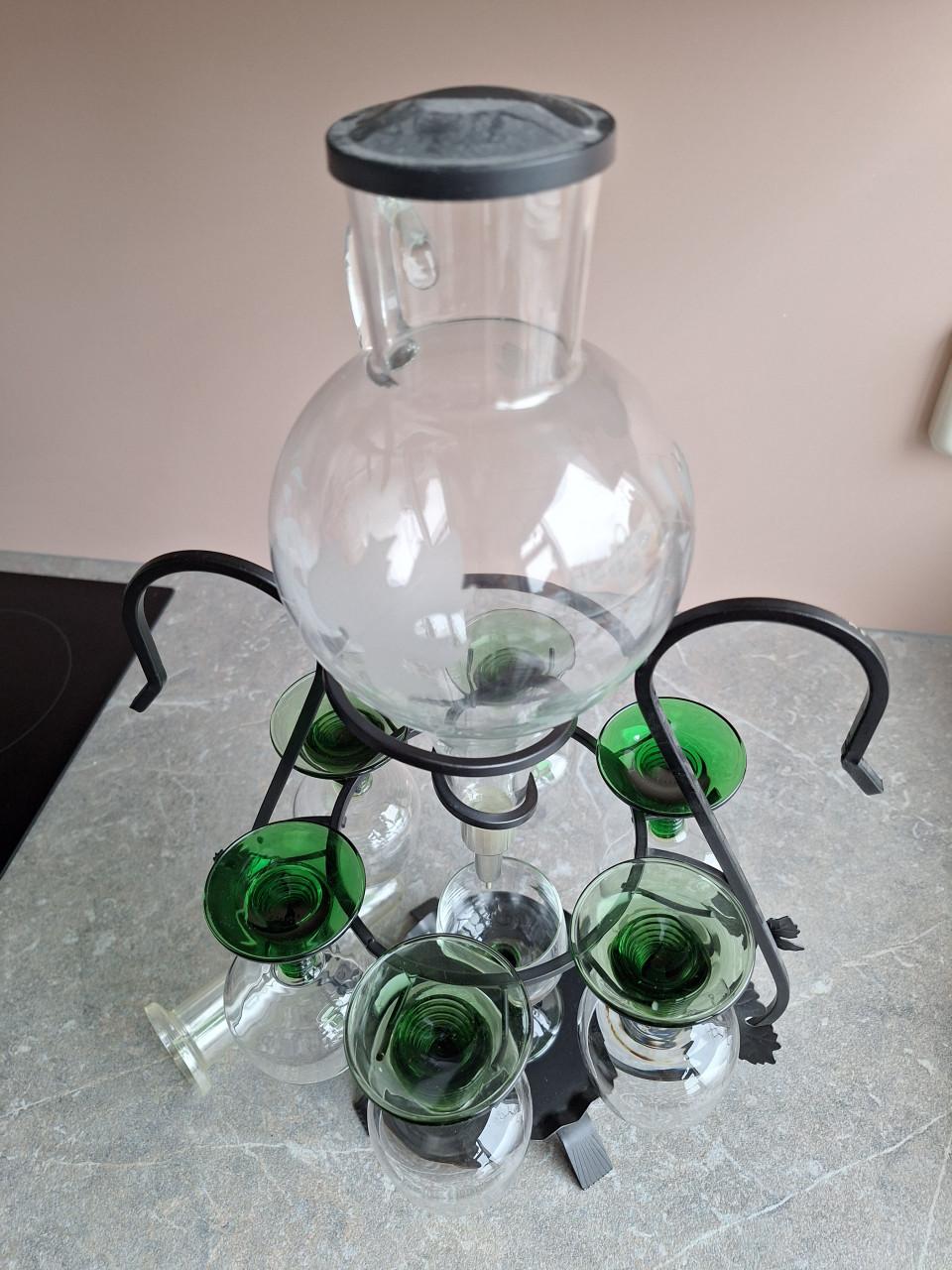 Retro wijnglazen groene voet in standaard en met karaf