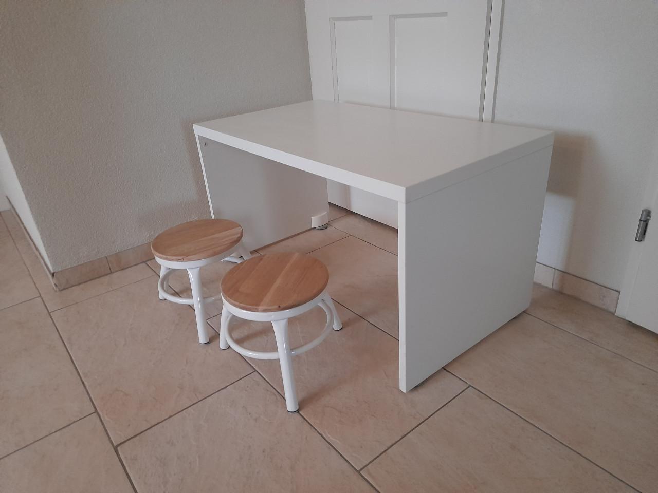 Speeltafeltje met 2 stoeltjes/krukjes (in goede staat )