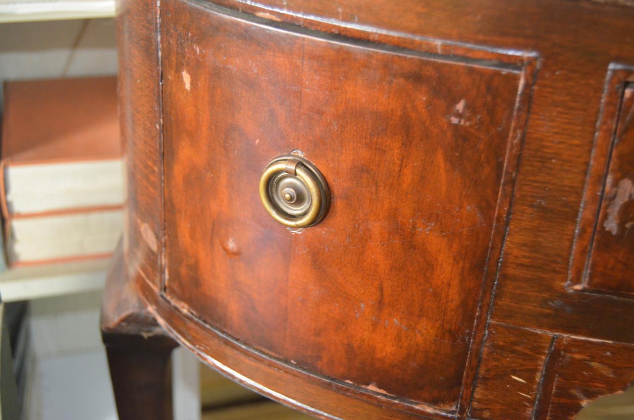 Antiek bureautje waar wat werk aan zit, niks ernstigs t.e.a.b.