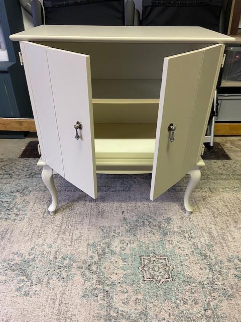 Apart kastje met dubbel scharnierende deuren