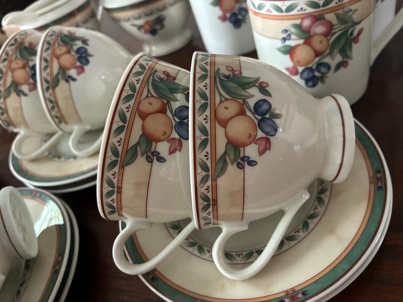 Theepot, suikerpotje, melkkan 4 mokken, 8 kop en schotel.ALs nieuw