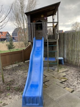 Kinderspeelhuis met glijbaan