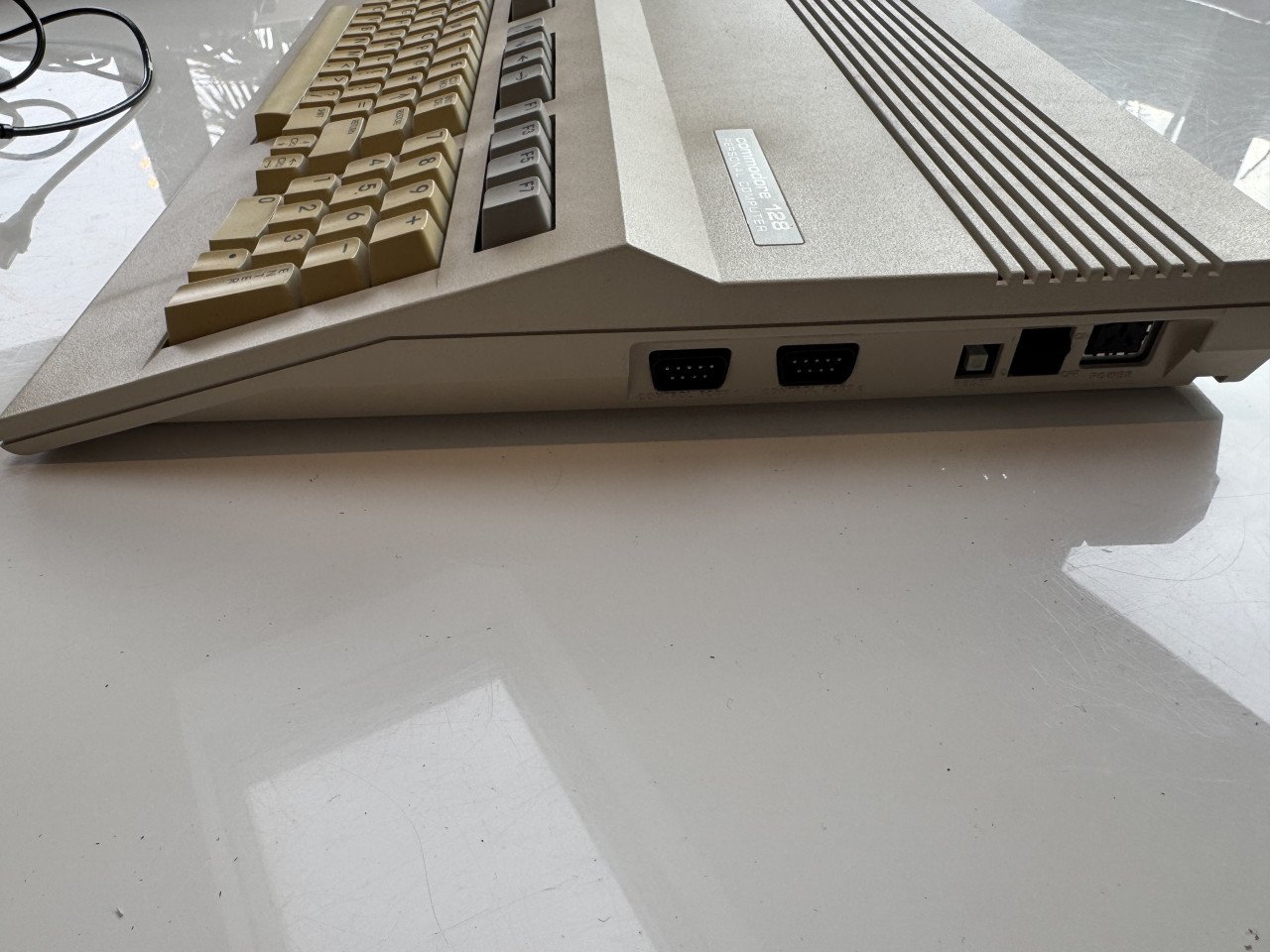 Commodore 128 computer met data recorder en joystick