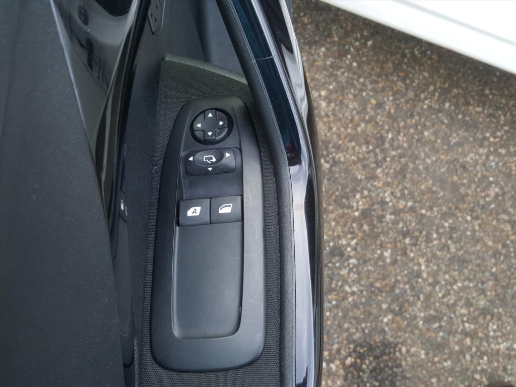 Peugeot 208 1.2 puretech 82pk signature navigatie | cruise control | airco 