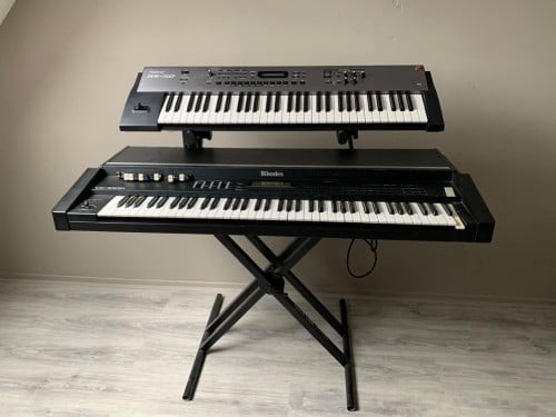 2  synthesizers ( roland rs 50 en Roland Rhodes VK-1000 ) met standaard