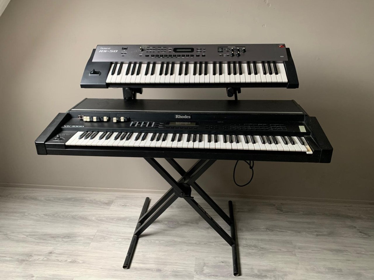 2  synthesizers ( roland rs 50 en Roland Rhodes VK-1000 ) met standaard