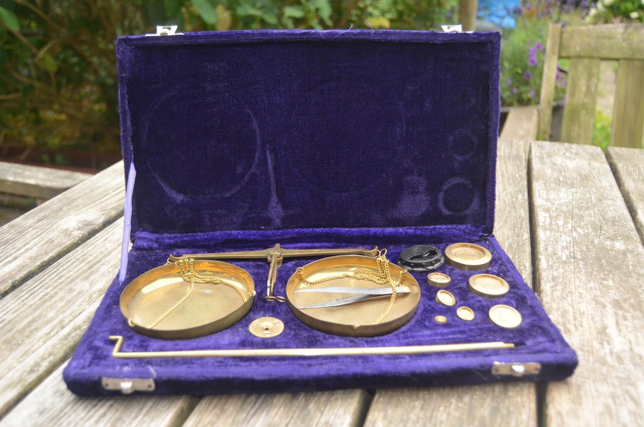 Fraaie antieke reisbalans in mooie doos.