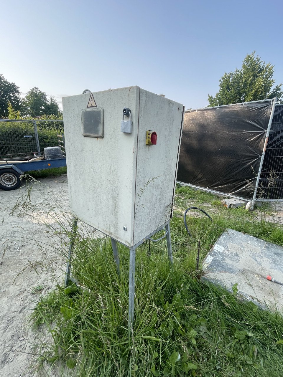 +/- 40 bouwhekken + bouwmeterkast + waterput