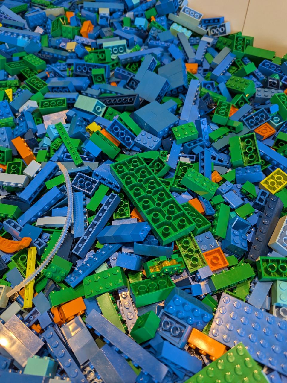 Lego, gesorteerd Groen, Blauw en Oranje