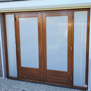 Hardhouten buitendeuren en raam met dubbelglas