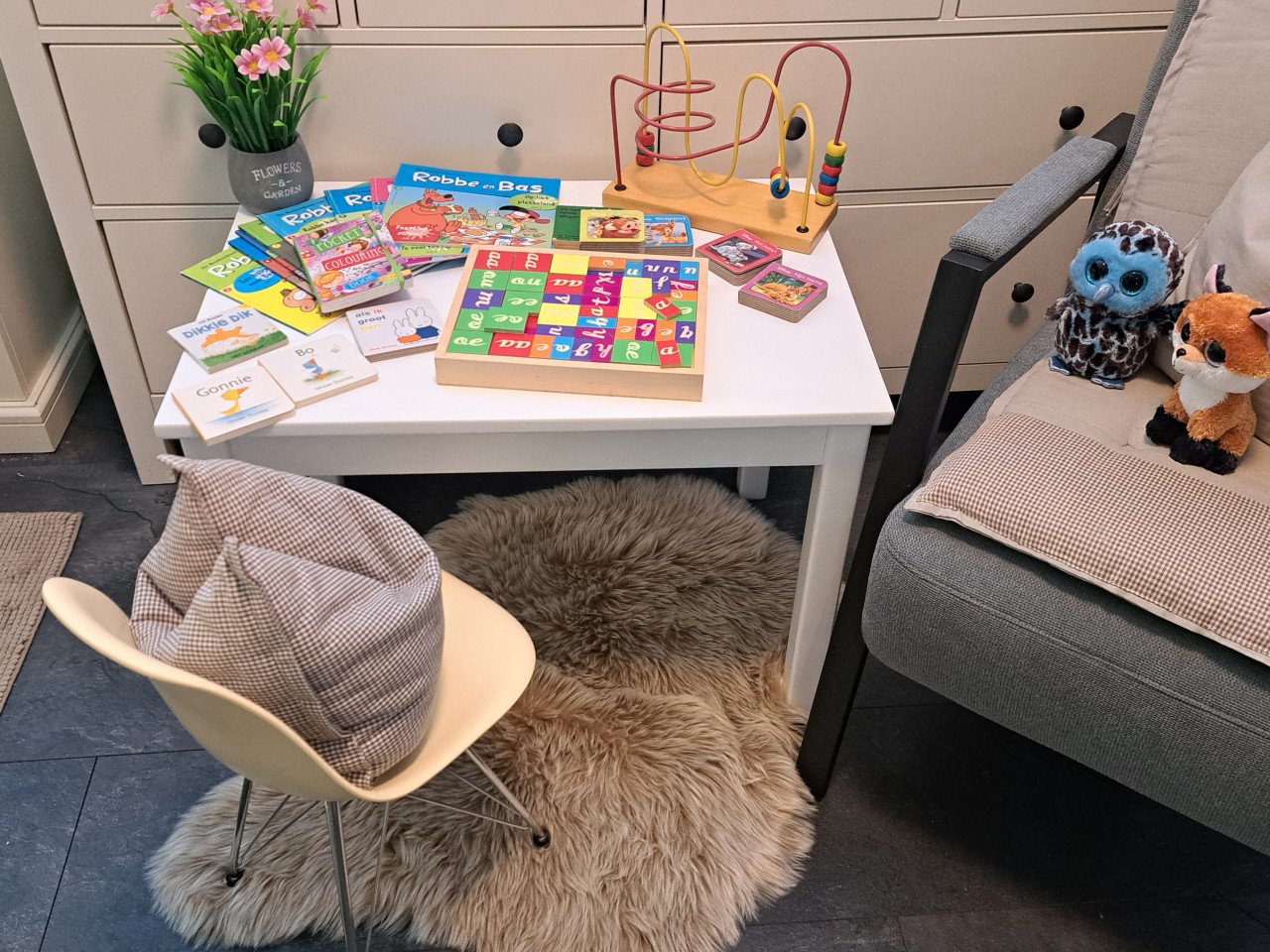 Mooie en veilige kindertafel en stoel