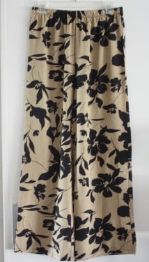 Licht bruine broek met zwarte bloemen  maat L