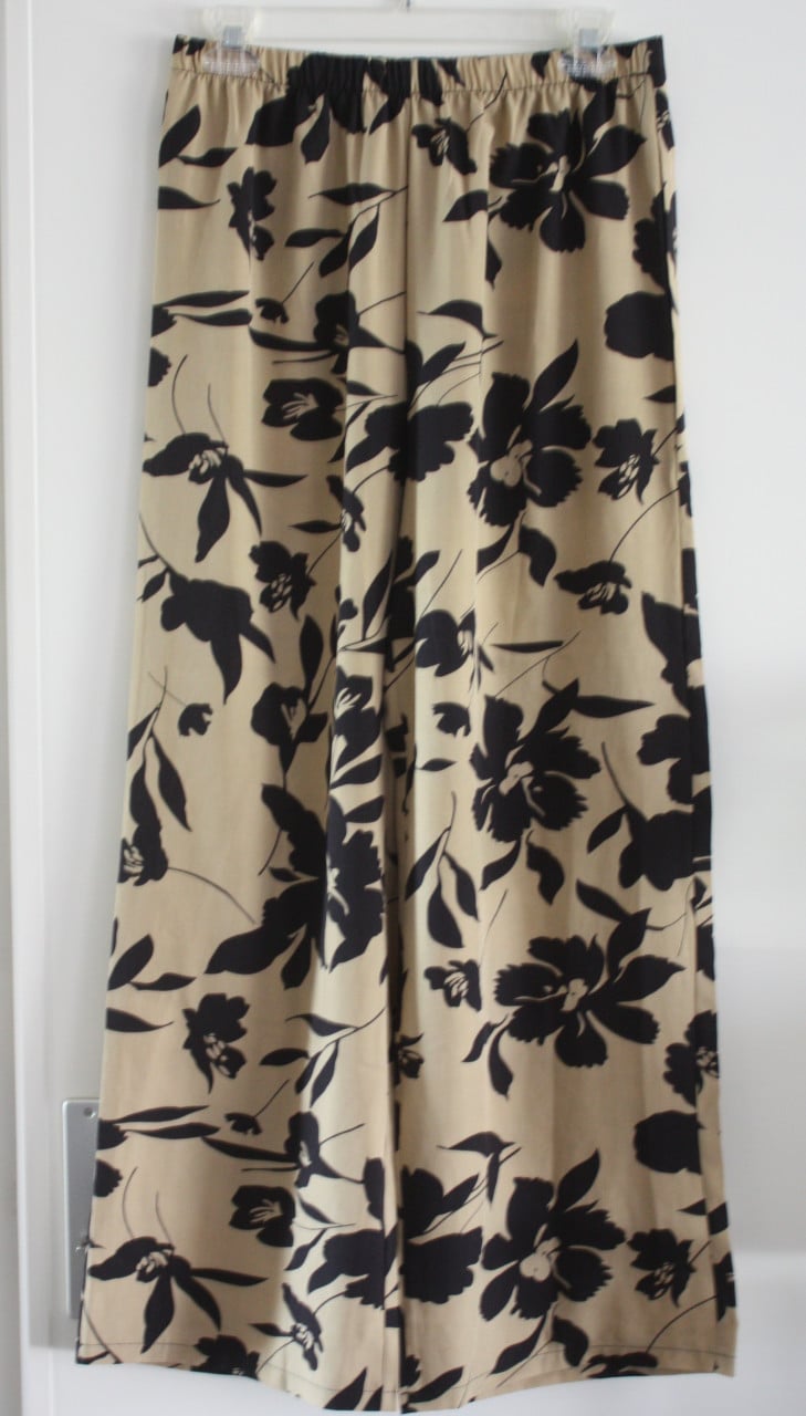 Licht bruine broek met zwarte bloemen  maat L