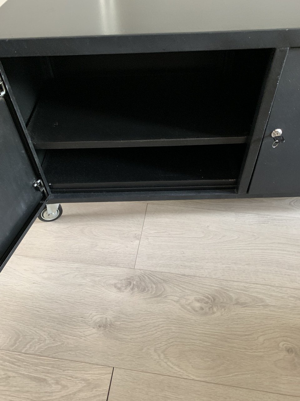 Tv kastje zwart aluminium met deurtjes, en een boord erin, en wieltjes eron