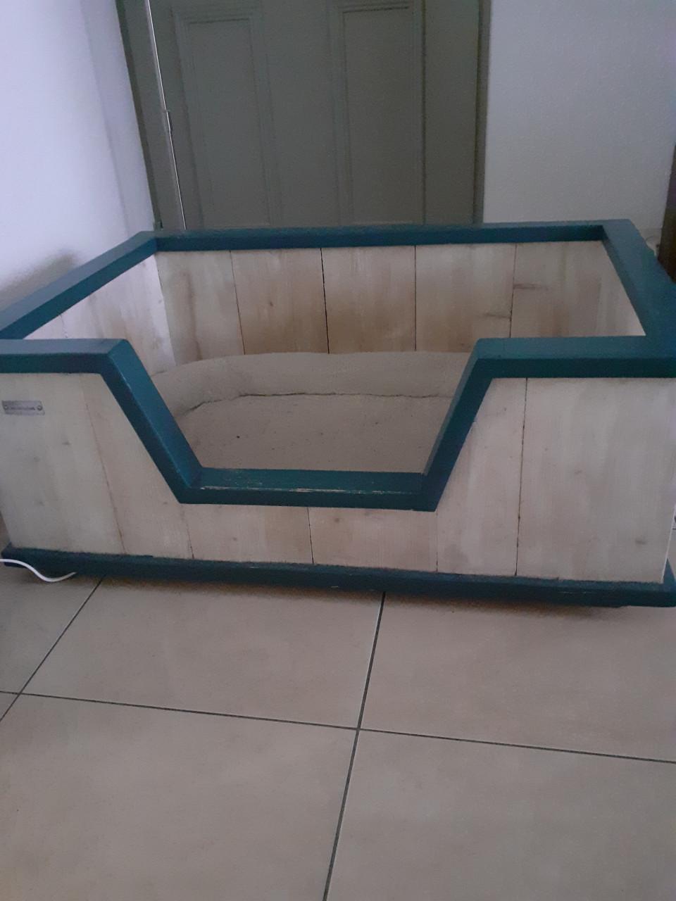 Grote houten hondenmand.