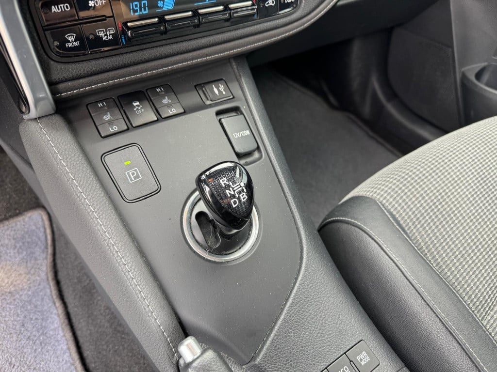 Toyota Auris 1.8 hybrid lease pro