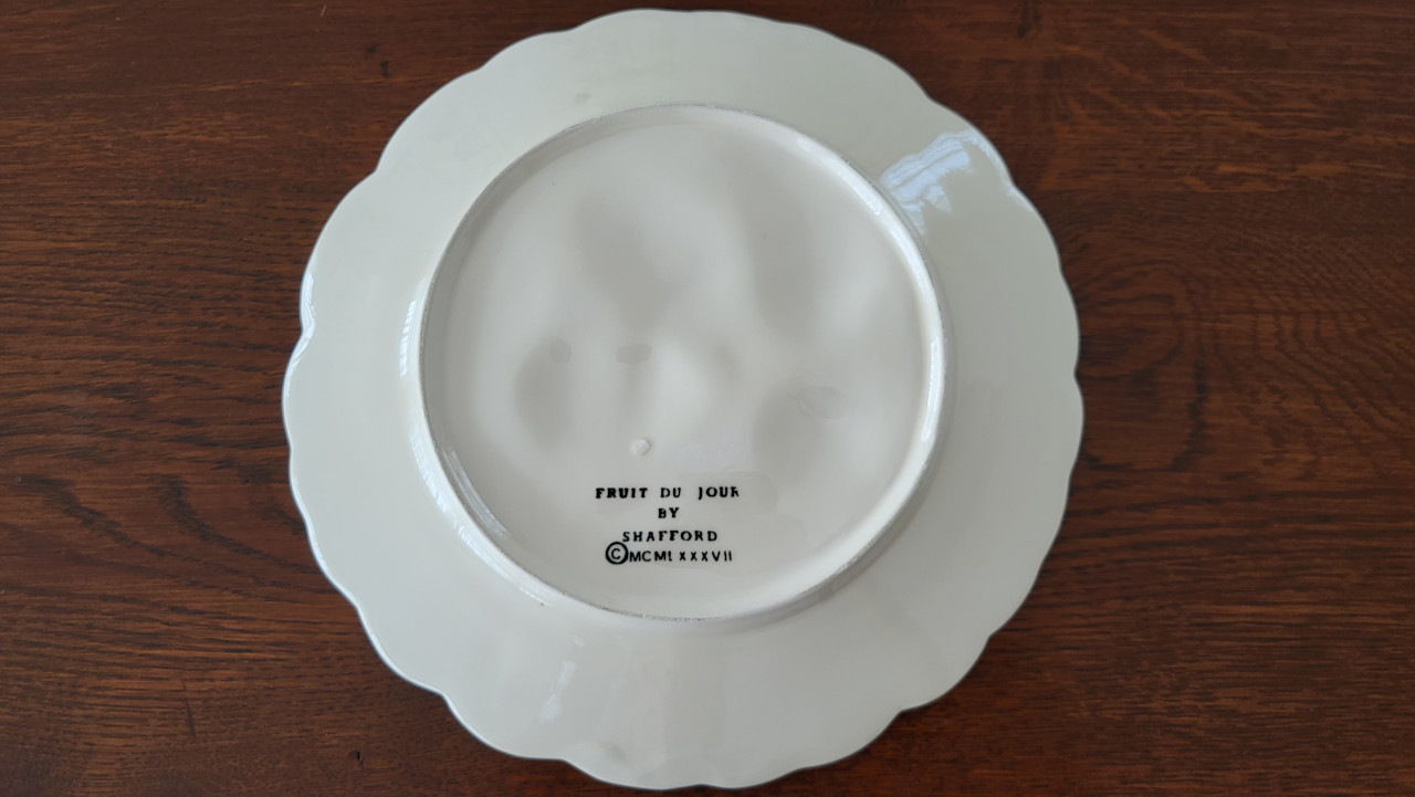 Vintage (1987) barbotine bordje Fruit du Jour by Shafford (aardbeien)