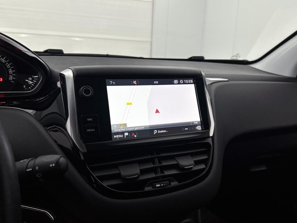 Peugeot 208 82 pk blue lion | rijklaar | trekhaak | navigatie | parkeersens