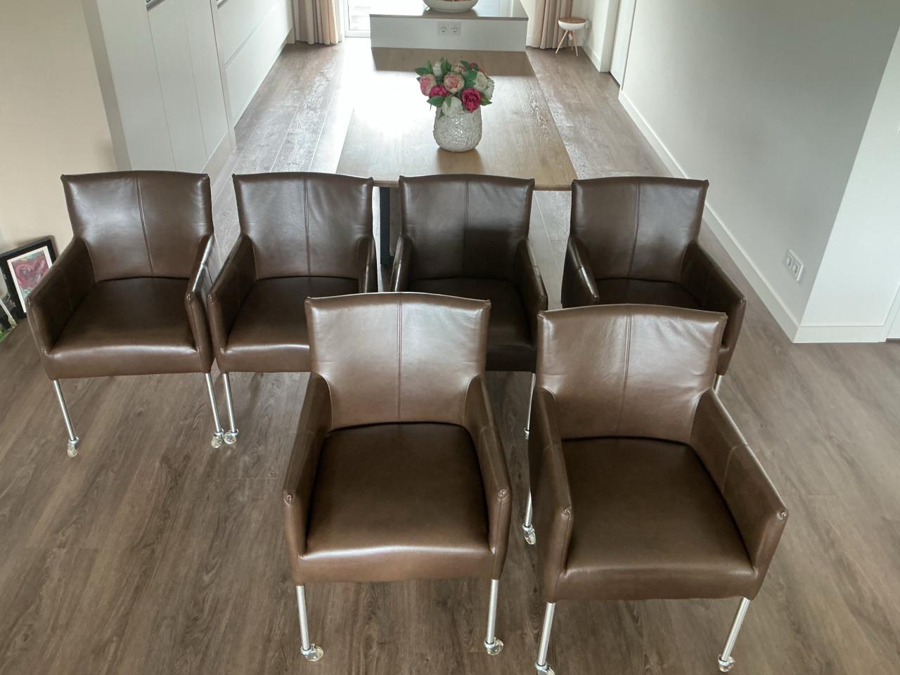 6 lederen eetkamerstoelen met armleuning kleur chocolade bruin i.z.g.s