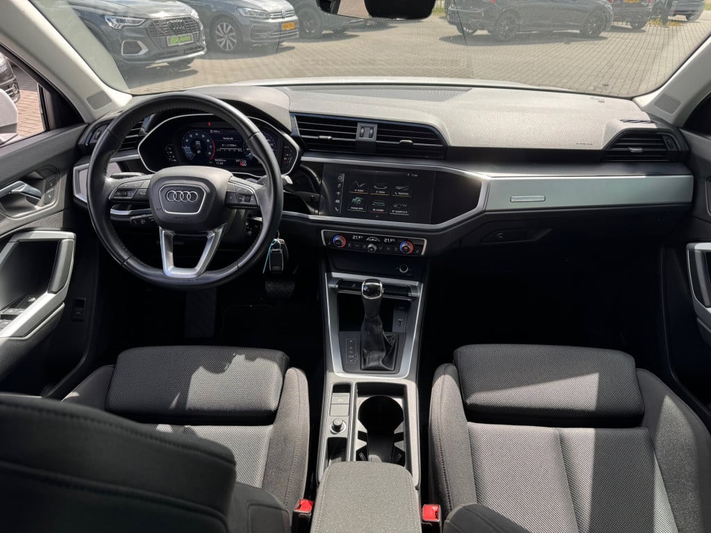 Audi Q3 35 tfsi design luxe * trekhaak * sportstoelen* carplay