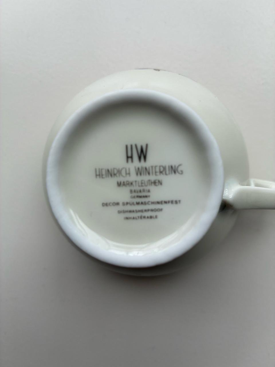 Theepot, suikerpotje, melkkan 4 mokken, 8 kop en schotel.ALs nieuw