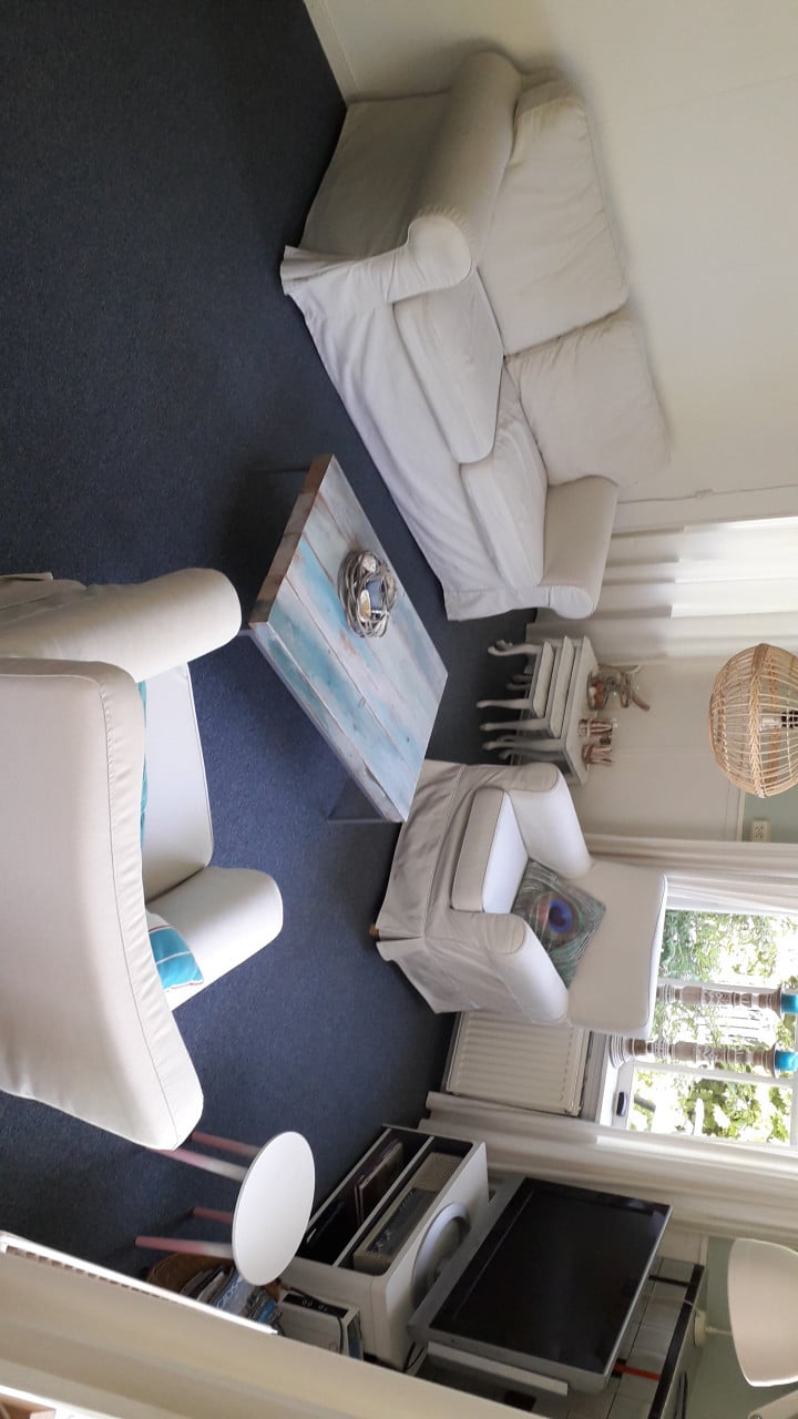 Leuke zithoek met bankstel en 2 losse stoelen (uitwasbare hoezen)
