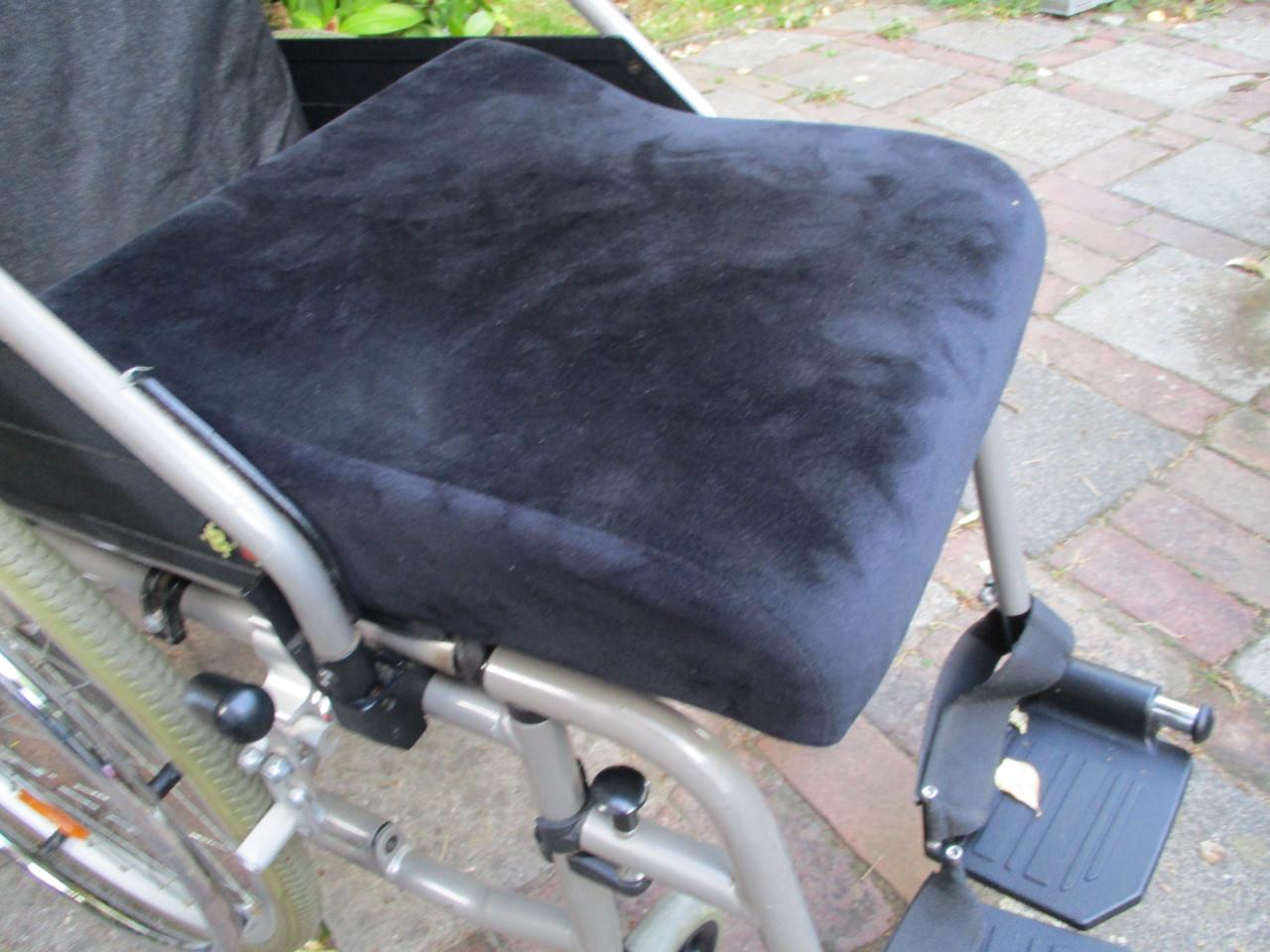 Nette rolstoel met speciaal wigkussen te koop