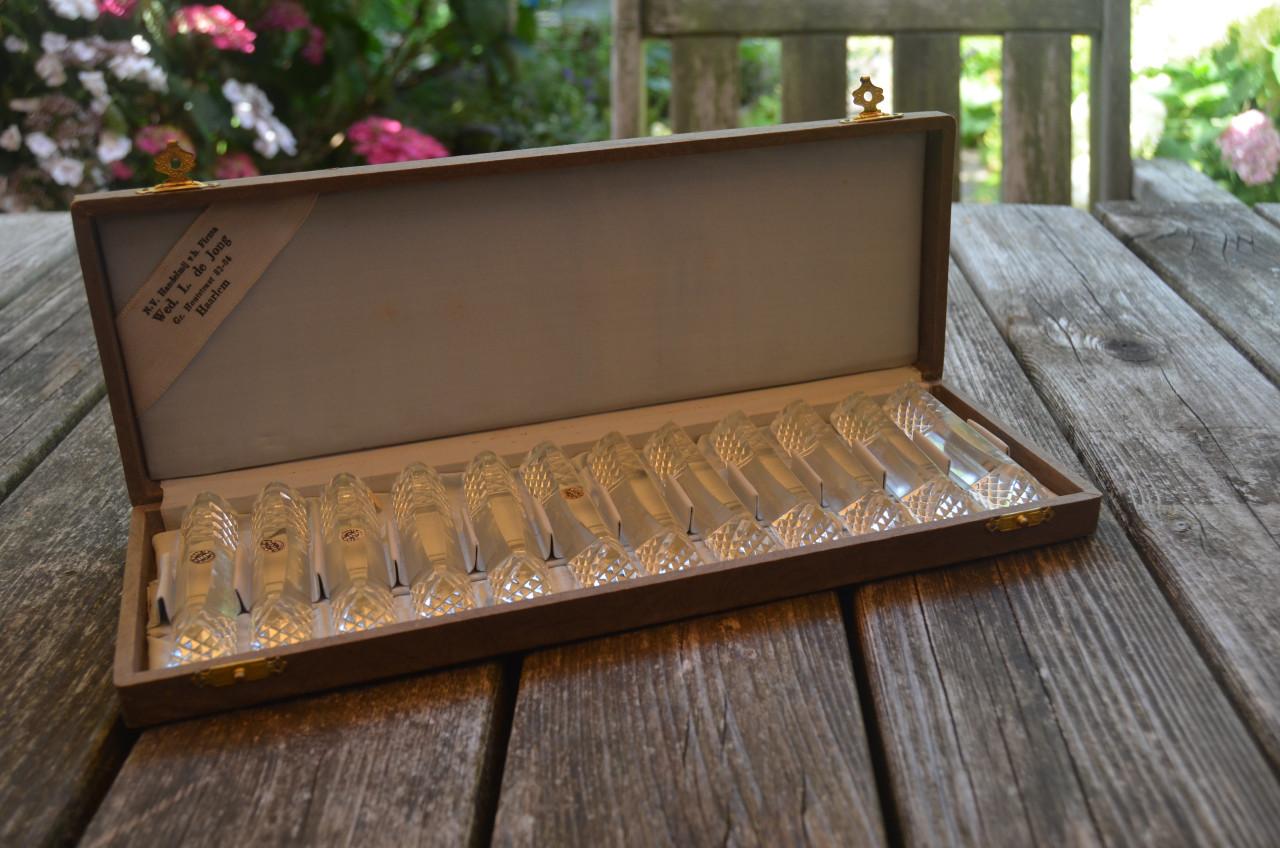 Compleet setje messenleggers van glas, 12 stuks.