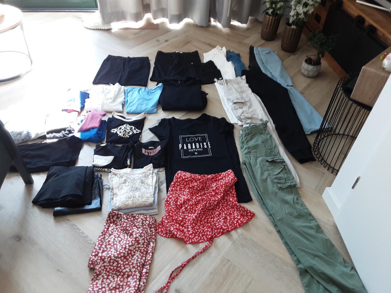 Hele meisjes garderobe  mt XS en S 35 stuks