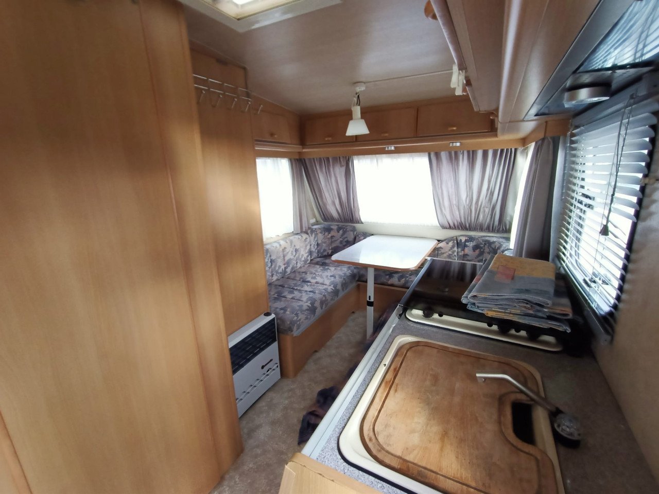Mooi gezinscaravan Adria 440 , 1993 met orrigineel stapelbed, Tent ,uitbouw