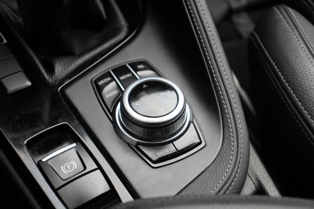 BMW X1 sdrive20i corporate lease executive | led | half leder | pdc |