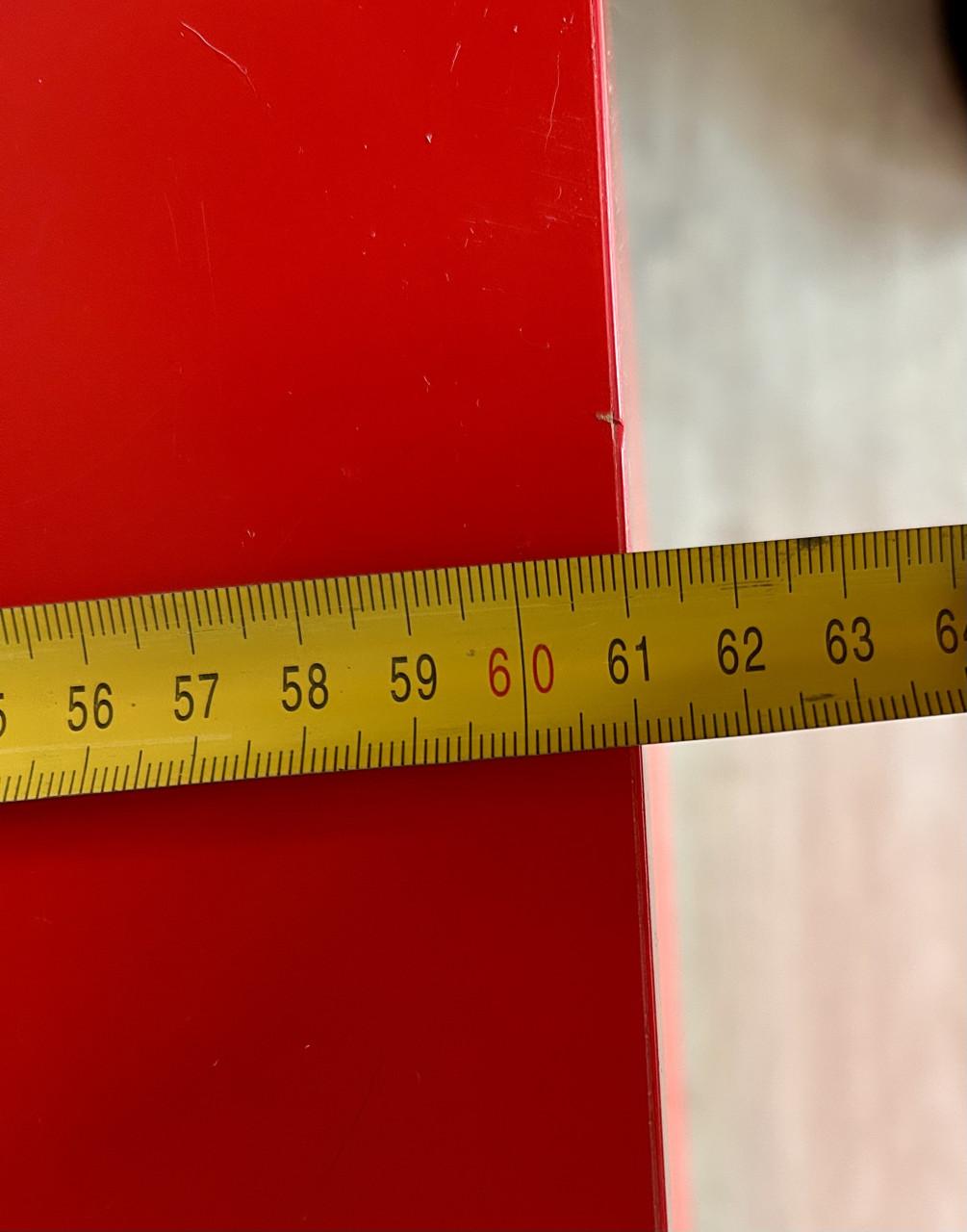 Rood Ikea-kastje op wielen