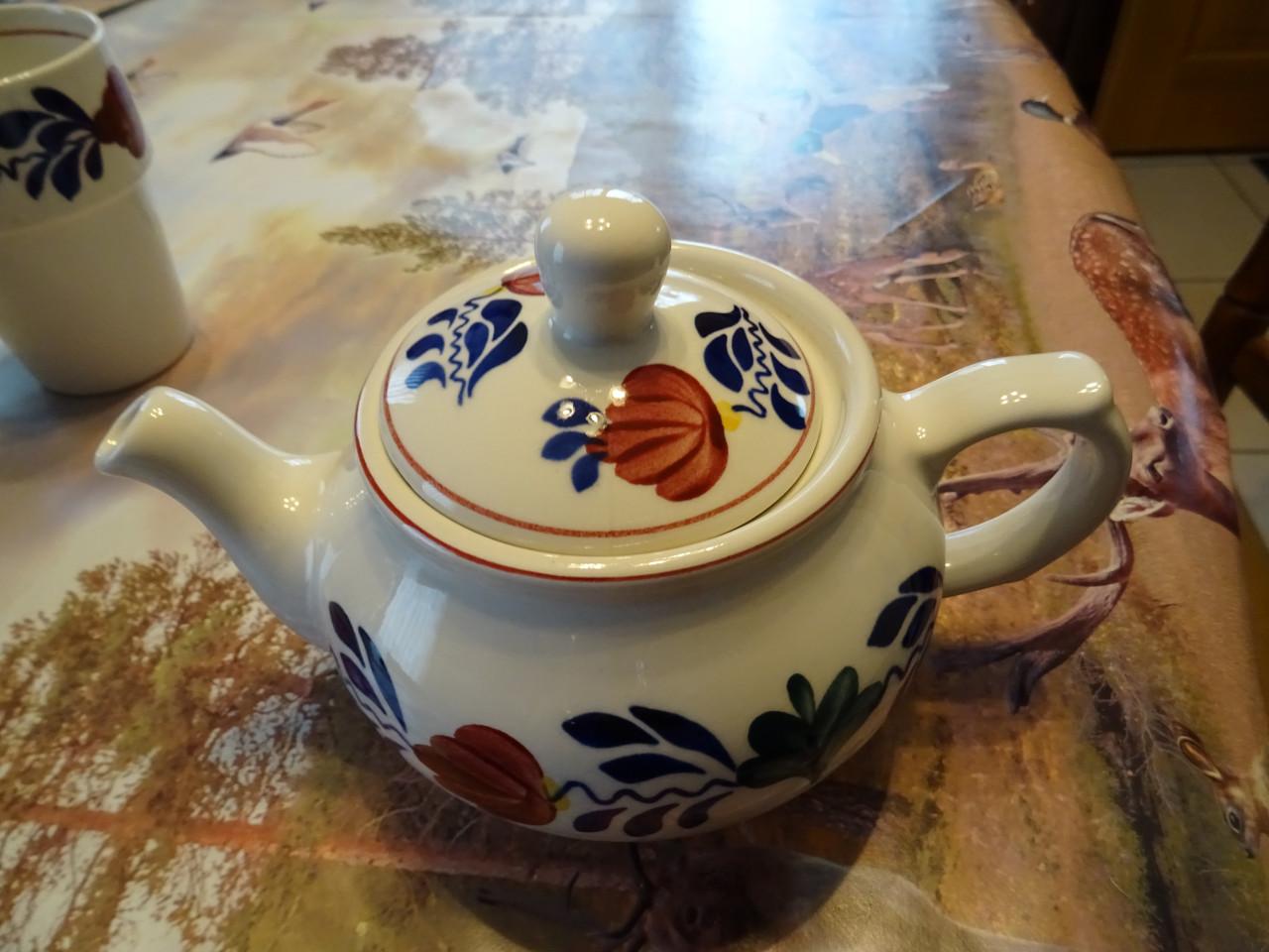 Te koop thee potje van boerenbond plus 5 melkbekers