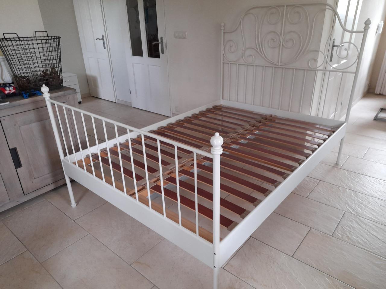 Metalen Bed 140 x 200 (in goede staat )