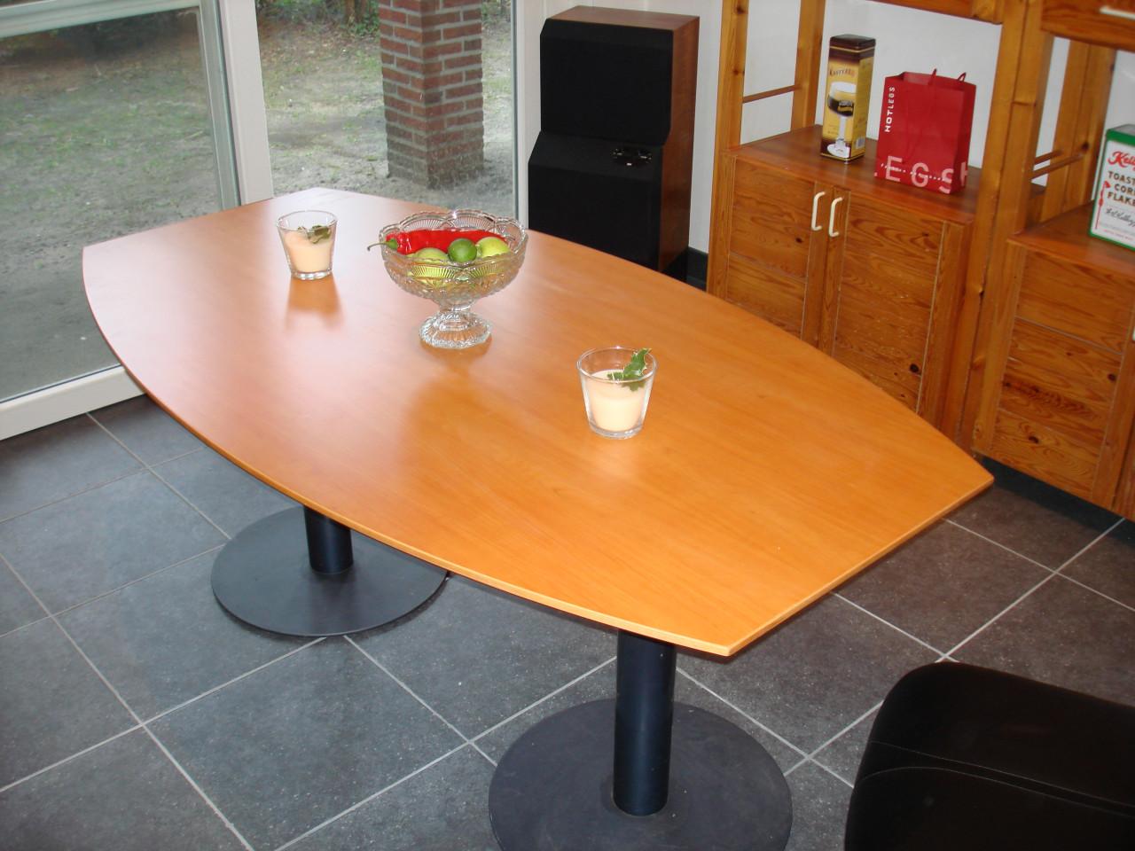 Artifort Toneau Tafel