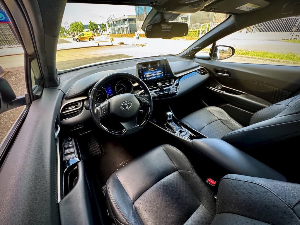 Toyota C-hr 1.8 hybrid bi-tone navi ecc cruise