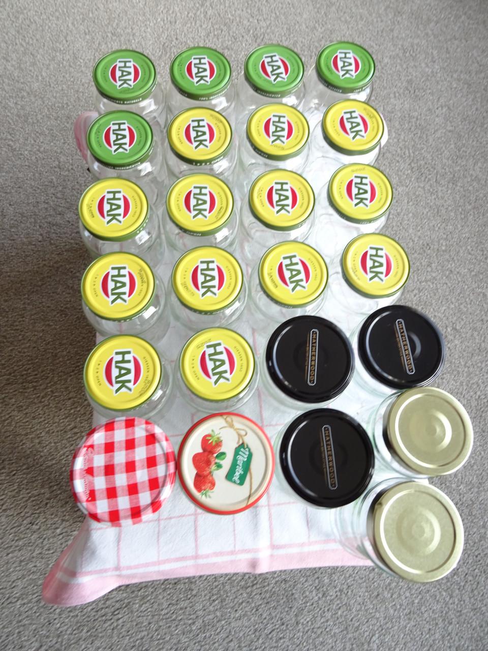 25 stuks  glazen potten voor jam of inmaak  voor  € 5,00