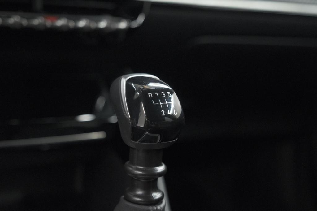 Peugeot 2008 puretech 100 allure | apple carplay | parkeersensoren | climat