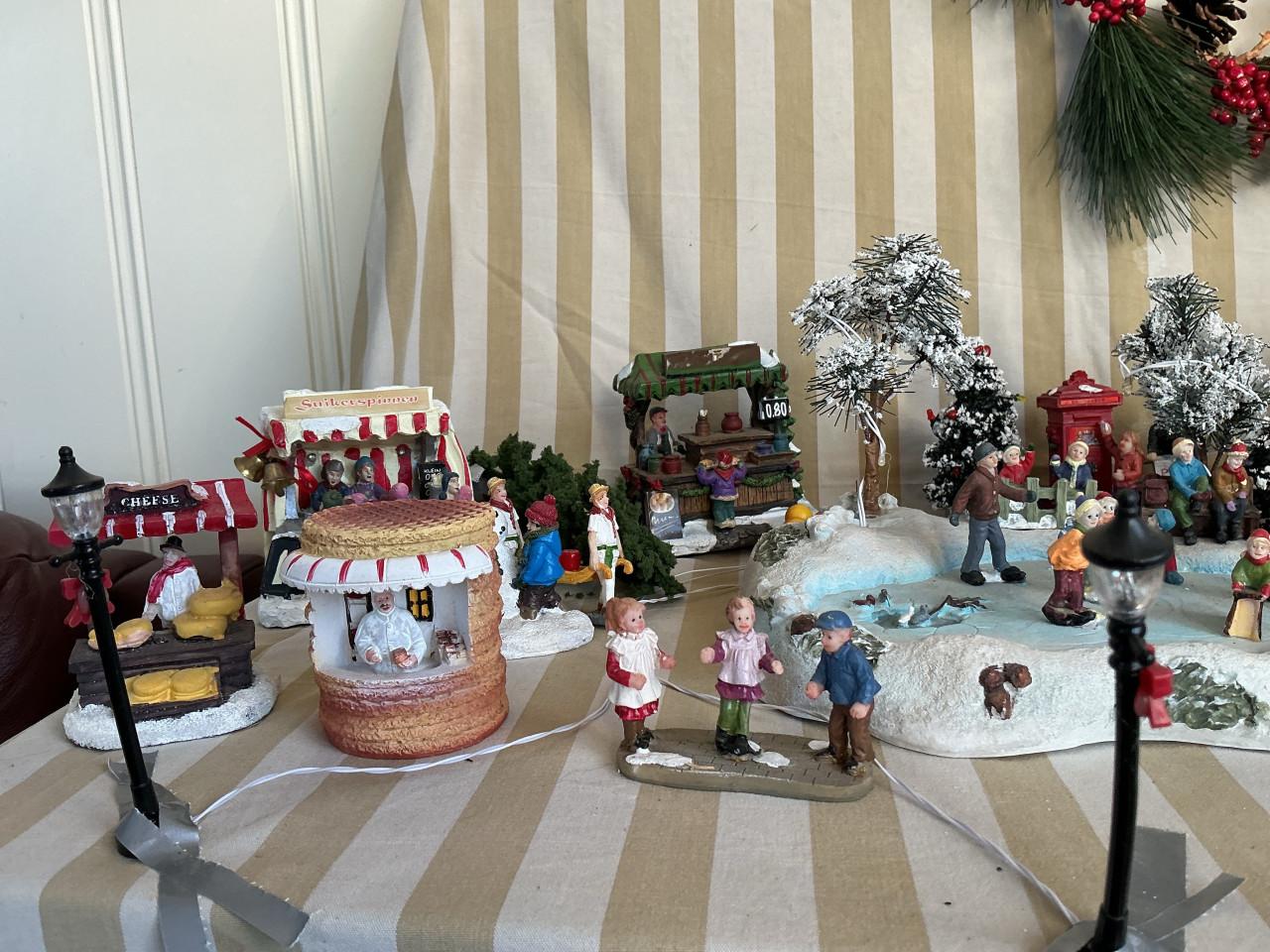 Miniatuur huisjes en sneeuwpret tableau en spoorwegstation