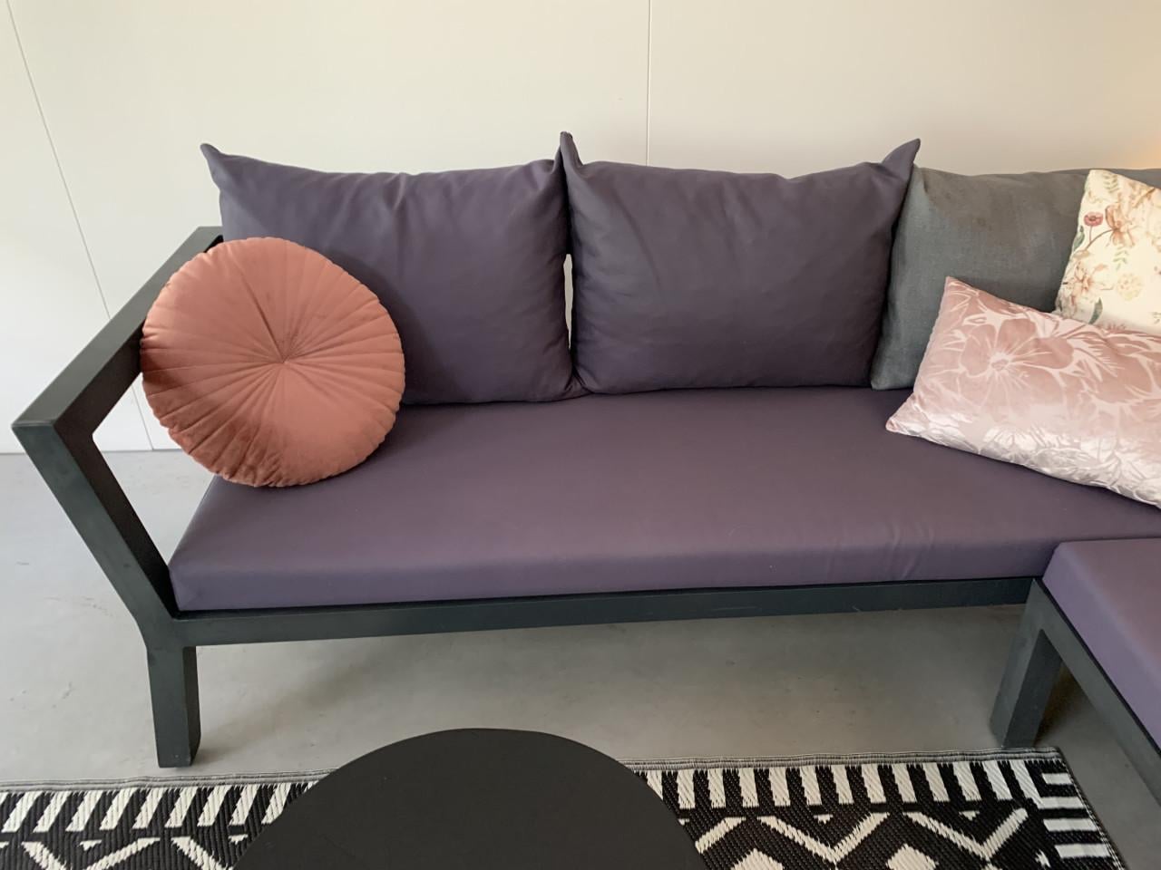 Loungeset, grijs aluminium, blauwe kussens en tafeltjes.
