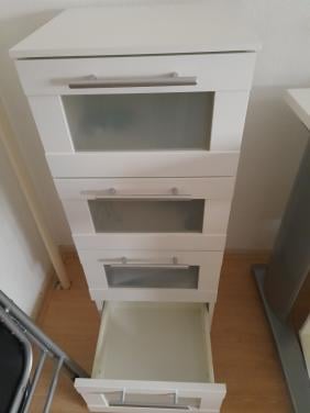 Klein wit kastje met lades