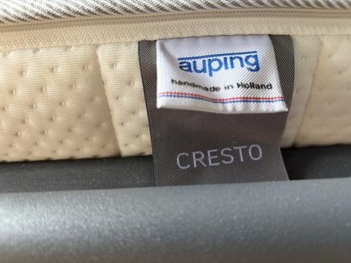 Compleet industrieel bed met nachtkastjes en auping matras