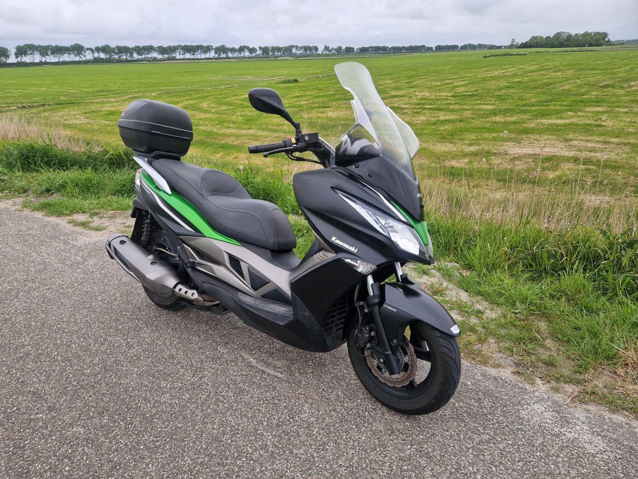 Kawasaki J300 (met ABS) motorscooter met topkoffer (inruil mogelijk)