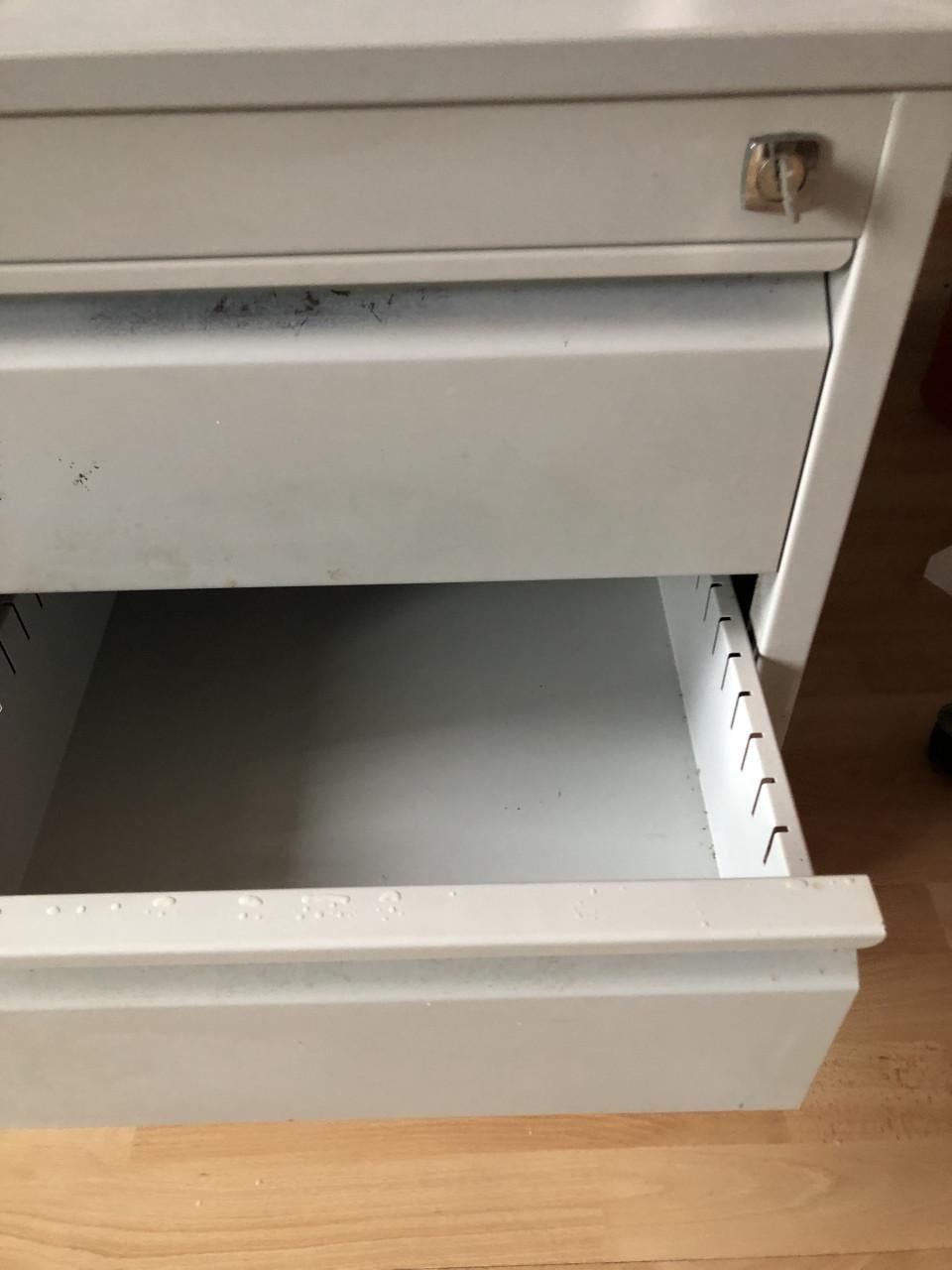 Metalen dossier laden kast met slot en wieltjes