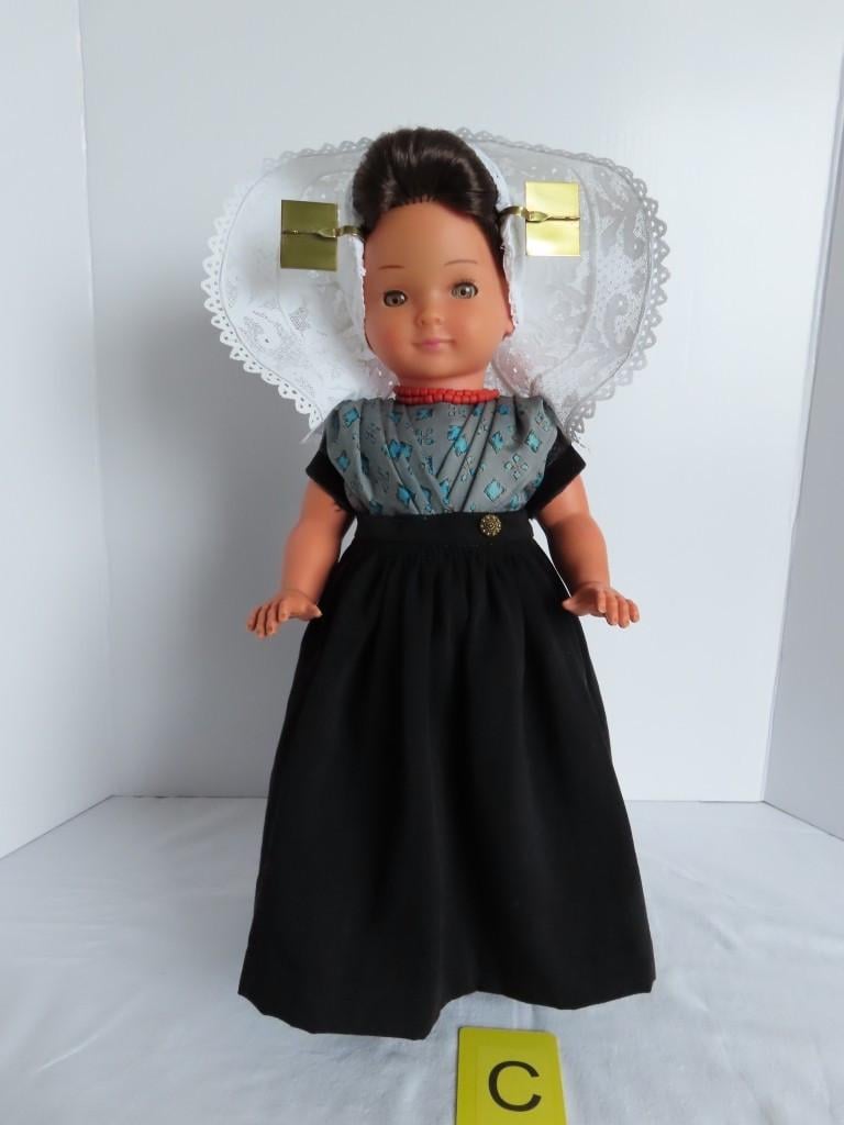 Wij verzorgen Klederdracht poppen Antiek of modern.