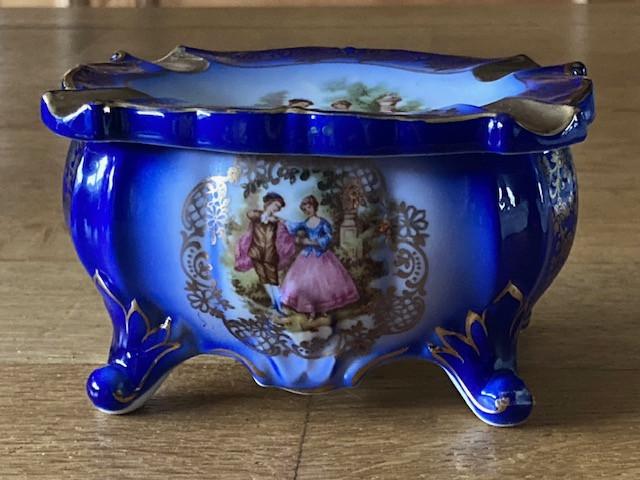 Blauw glazen vaasje, presse-papier en porseleinen asbak/opbergbakje